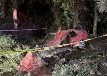 Avtomobil ağaca çırpıldı: 2 ölü