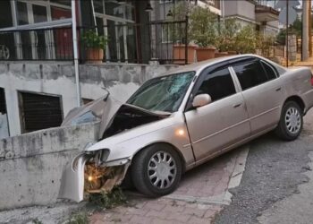 Avtomobil divara çırpıldı