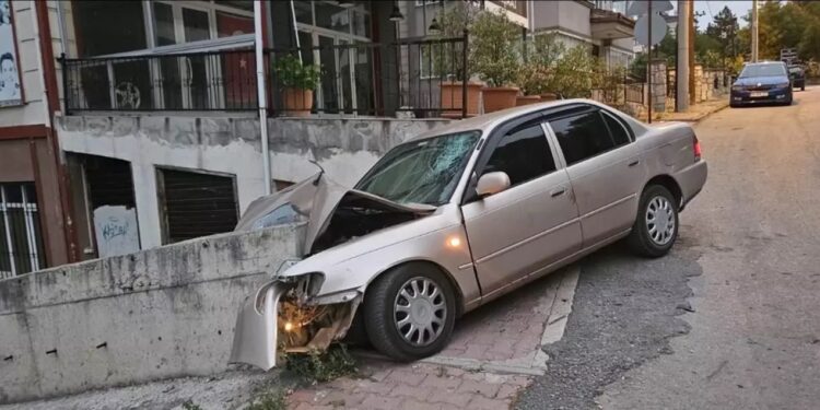 Avtomobil divara çırpıldı