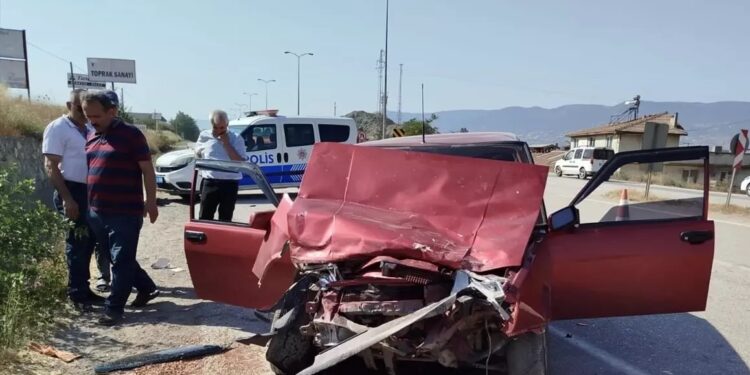 İki avtomobil toqquşdu: 3 yaralı