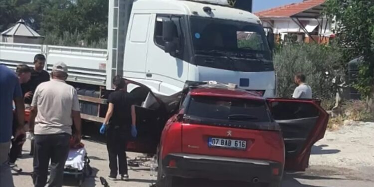 Minik avtomobili və yük maşını toqquşdu: 1 yaralı