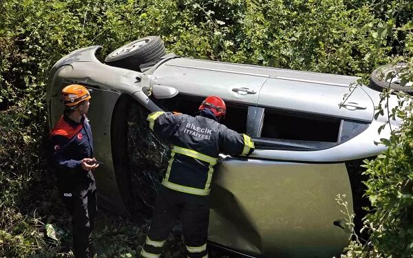 Avtomobil çaya aşdı: 3 yaralı