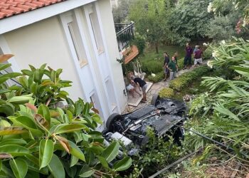 Avtomobil binanın həyətinə aşdı: 1 ölü, 4 yaralı