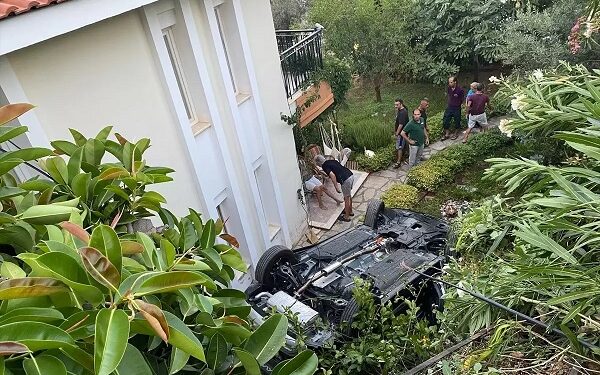 Avtomobil binanın həyətinə aşdı: 1 ölü, 4 yaralı