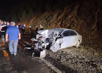 Minik avtomobili su maşınına çırpıldı: Ata və oğul yaralandı