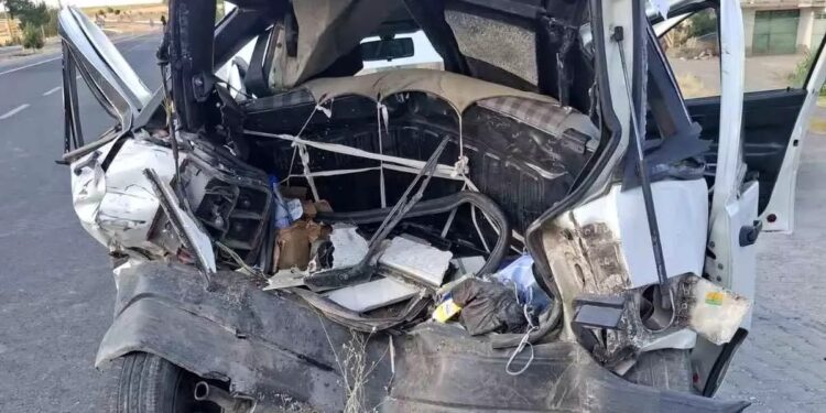 Minik avtomobili və mikroavtobus toqquşdu: 3 yaralı