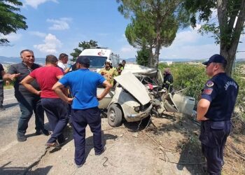 Avtomobil ağaca çırpıldı: 1 ölü, 4 yaralı