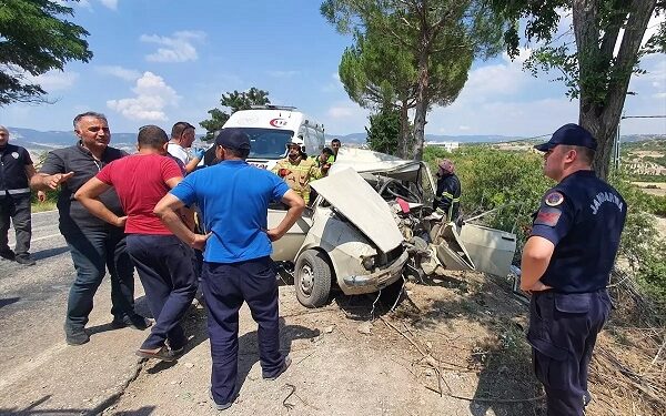 Avtomobil ağaca çırpıldı: 1 ölü, 4 yaralı