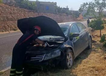 Avtomobil səkiyə çırpıldı: 2 yaralı