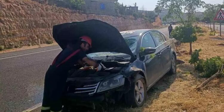 Avtomobil səkiyə çırpıldı: 2 yaralı