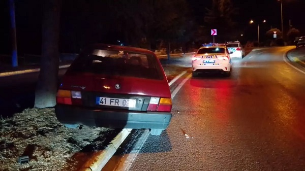 Avtomobil ağaca çırpıldı: 5 yaralı