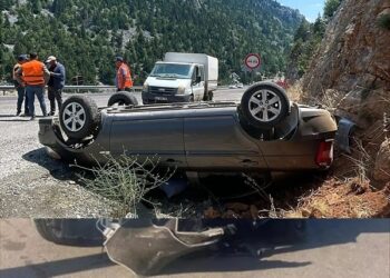 Avtomobil qayalıqlara çırpılaraq aşdı: 2 yaralı