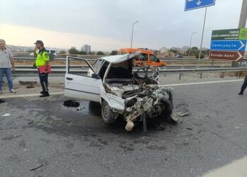 Avtomobil səkiyə çırpıldı: 1 ölü, 1 yaralı