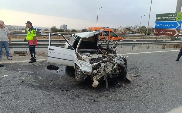 Avtomobil səkiyə çırpıldı: 1 ölü, 1 yaralı