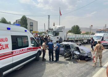 Minik avtomobili və TIR toqquşdu: 4 yaralı