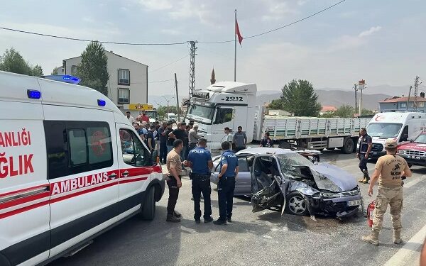 Minik avtomobili və TIR toqquşdu: 4 yaralı