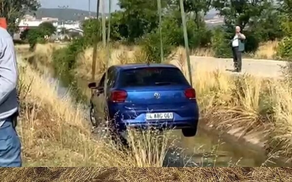 Avtomobil su kanalına düşdü