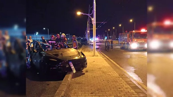 "Tesla" dirəyə dəyərək ikiyə bölündü: 2 ölü