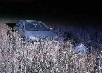 Minik avtomobili traktorun qoşqusuna çırpılaraq aşdı