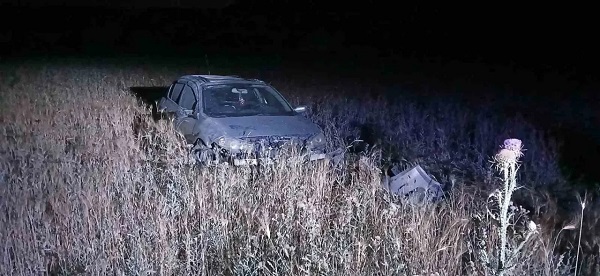 Minik avtomobili traktorun qoşqusuna çırpılaraq aşdı