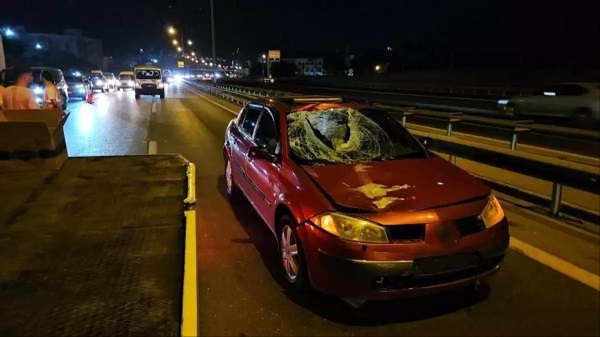 Minik avtomobili piyadanı vurdu