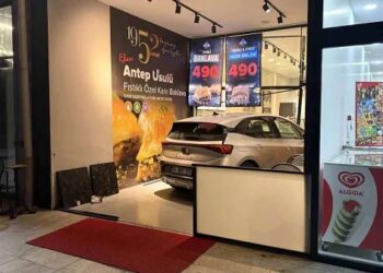 Avtomobil şirniyyat mağazasına çırpıldı