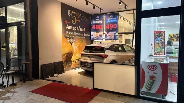 Avtomobil şirniyyat mağazasına çırpıldı