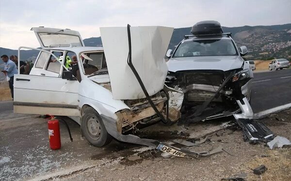 İki avtomobil toqquşdu: 3 yaralı