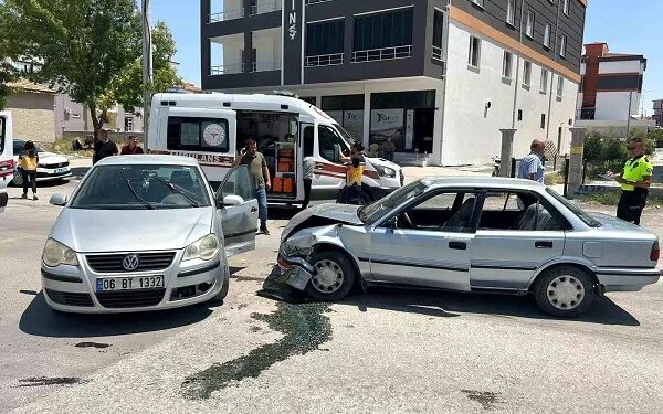 İki avtomobil toqquşdu: 6 yaralı