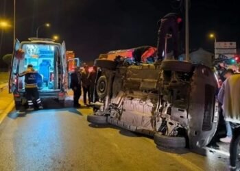 Minik avtomobili traktorun qoşqusuna çırpıldı: 4 yaralı