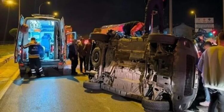 Minik avtomobili traktorun qoşqusuna çırpıldı: 4 yaralı