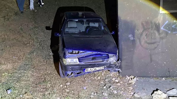 Avtomobil yol kənarına aşdı