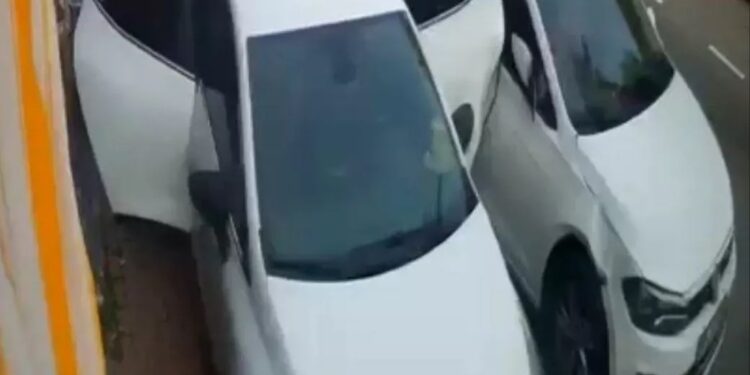 Avtomobil parklanmış vəziyyətdə olan avtomobilə çırpıldı