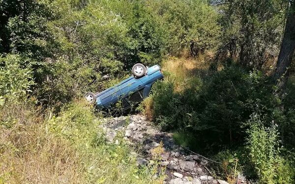 Yeni evlənən çütlüyün olduğu avtomobil uçurumdan aşdı