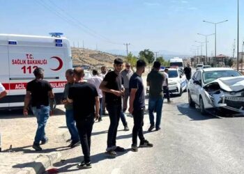 İki avtomobil toqquşdu: 2 yaralı