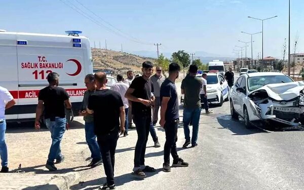 İki avtomobil toqquşdu: 2 yaralı