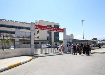 Minik avtomobili yol kənarındakı avtomobilə çırpıldı: 1 ölü, 3 yaralı