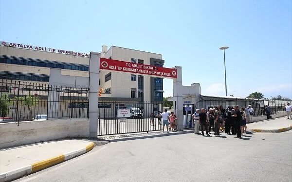 Minik avtomobili yol kənarındakı avtomobilə çırpıldı: 1 ölü, 3 yaralı