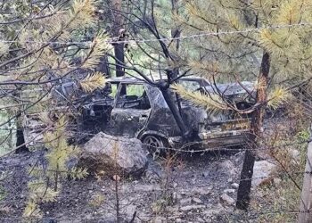 Avtomobil aşaraq yandı