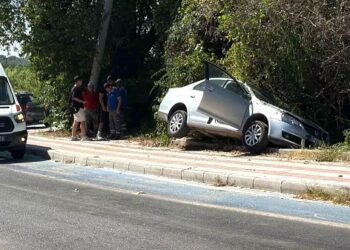 Avtomobil yol kənarına aşdı