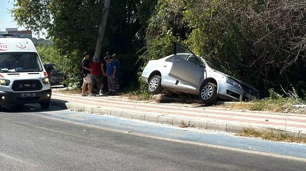 Avtomobil yol kənarına aşdı