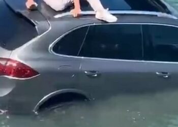 Avtomobil dənizə aşdı