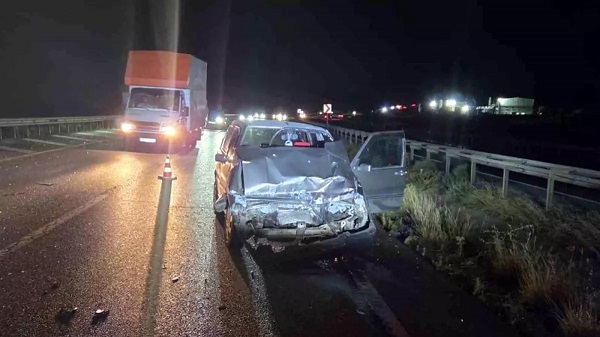 Minik avtomobili arxadan TIR-a çırpıldı: 2 yaralı