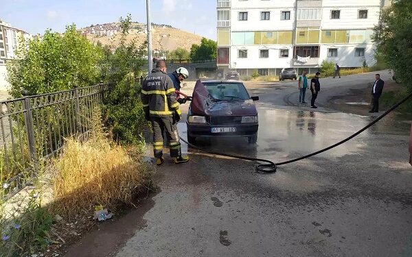 Parklanmış vəziyyətdə olan avtomobil yandı