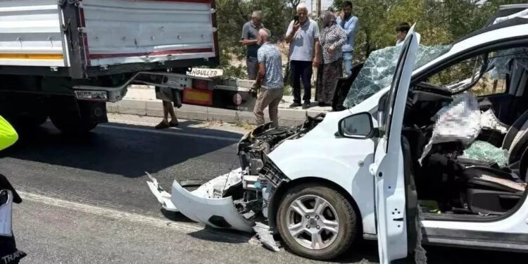 Minik avtomobili TIR-a çırpıldı: 1 yaralı