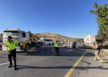 Minik avtomobili və servis mikroavtobusu toqquşdu: 13 yaralı