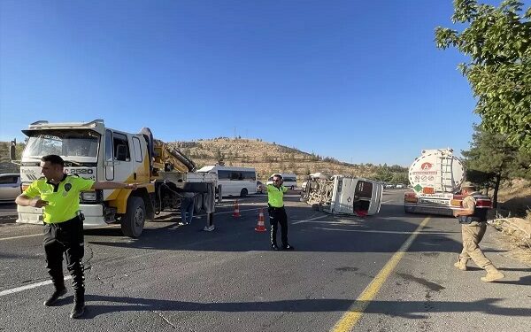 Minik avtomobili və servis mikroavtobusu toqquşdu: 13 yaralı