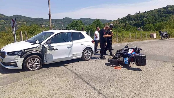 Minik avtomobili və jandarm motosiklet toqquşdu