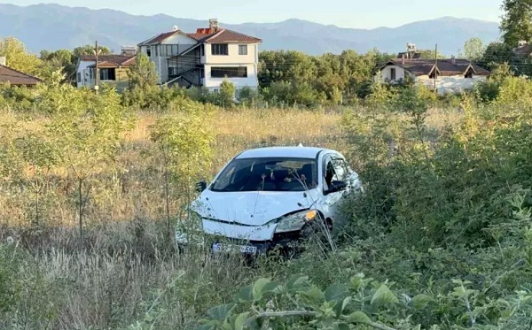 Minik avtomobili inəyə çırpılaraq aşdı: 1 yaralı