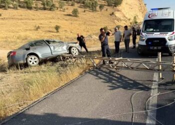 Minik avtomobili işıq dirəyinə çırpıldı: 3 yaralı